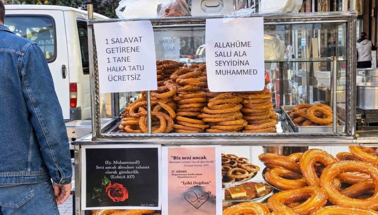 Hakkari’de bir vatandaş, salavat getirenlere ücretsiz halka tatlı ikram ediyor