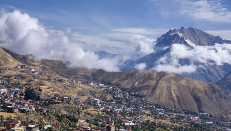 Hakkari’de Sümbül Dağı çevresindeki sis bulutları hızlandırılmış çekimle kaydedildi