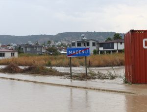 Hatay Arsuz’da sağanak ve dolu bazı ev ve iş yerlerini su bastı