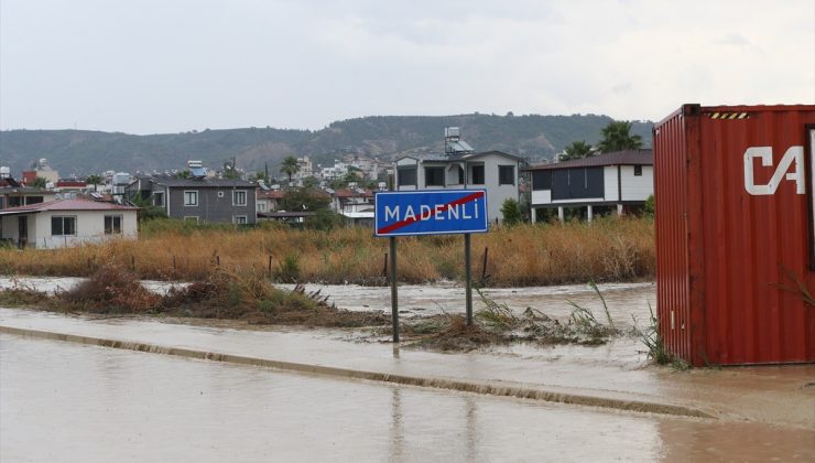 Hatay Arsuz’da sağanak ve dolu bazı ev ve iş yerlerini su bastı