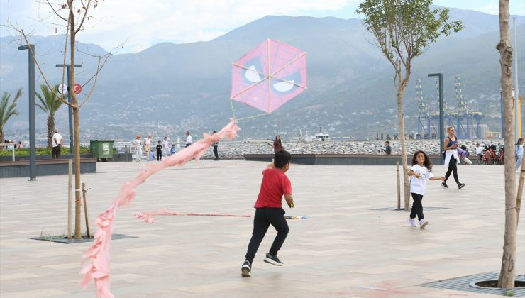 Hatay İskenderun’da çocuklar Yeşilay etkinliğinde bağımlılığa uçurtmayla dikkat çekti