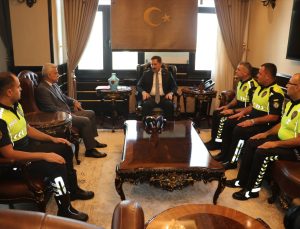 Hatay Valisi Masatlı, örnek davranan polis memurlarına başarı belgesi takdim etti