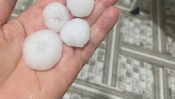 Hatay’da ceviz büyüklüğünde dolu yağdı, Altınözü ilçe stadyumu beyaza büründü