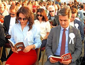 Hayatın Anlamı Kitap projesi Çeşme’de 5. sezonunu Çeşme Kalesi’nde başlattı