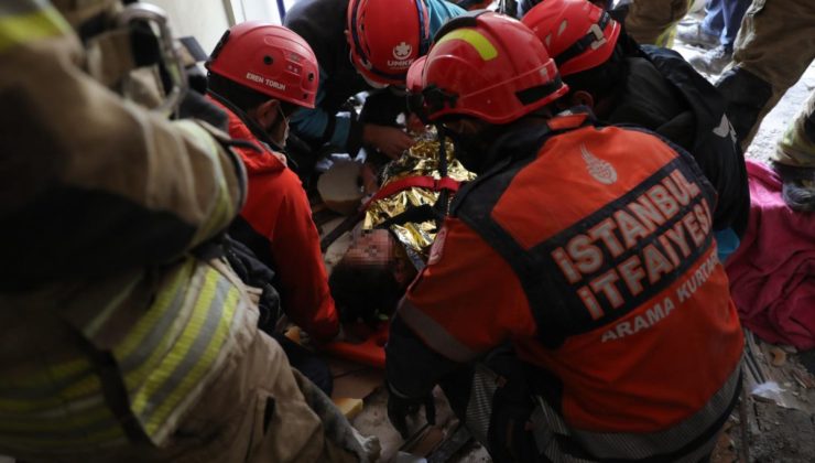 İstanbul’da çöken binadan sevindiren görüntüler: Küçük çocuk enkazdan böyle kurtarıldı