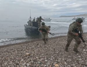 İzmir Foça’da komandolar deniz hücum harekatı eğitimi gerçekleştirdi