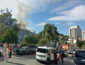 İzmir Karabağlar’da okul çatısındaki yangını itfaiye ekipleri kontrol altına aldı