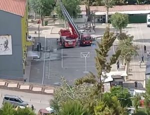 İzmir Karabağlar’da ortaokul çatısında çıkan yangında çatının bir bölümü çöktü
