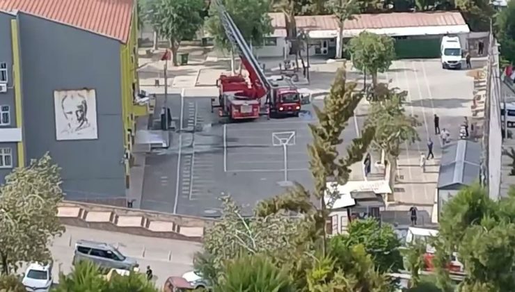İzmir Karabağlar’da ortaokul çatısında çıkan yangında çatının bir bölümü çöktü