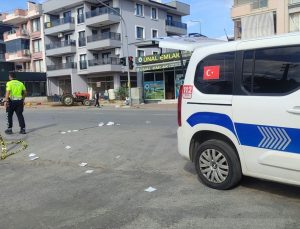 İzmir Ödemiş’te hafif ticari aracın çarptığı yaya ağır yaralandı