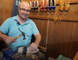 İzmir Tire’de takunya ustası Nihat Yakın, plastikle ölmeye yüz tutan mesleği yaşatıyor