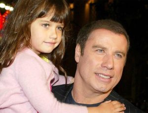 John Travolta’nın kızı podyuma çıktı! Paris’te tüm gözler onun üzerindeydi