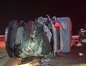 Kahramankazan-Ankara yolunda kamyonet iş makinesiyle çarpıştı, 3 kişi yaralandı