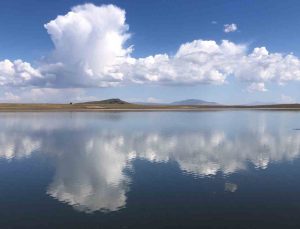 Kars Selim’de Bayburt Baraj Gölü’nde bulutlar suya yansıyıp manzaraya dönüştü