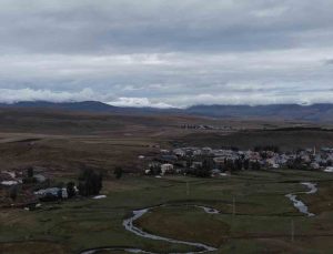 Kars’ta sağanak yüksek kesimlerde kara dönüştü, Allahuekber Dağları beyazladı