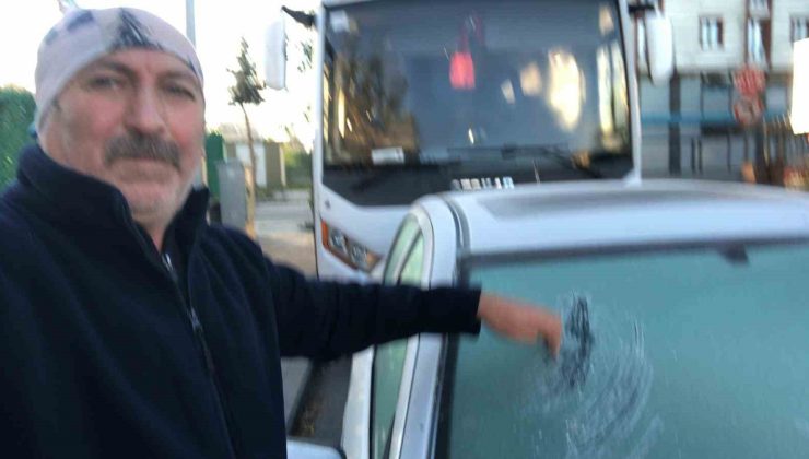Kars’ta sıcaklık eksi 7’ye düşünce araç camları buz tuttu, sürücüler buzları kazıdı