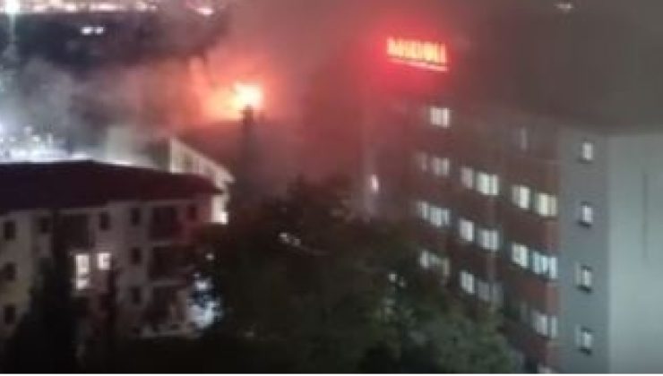 Kartal Koşuyolu Yüksek İhtisas Hastanesi’nin çatısında çıkan yangına müdahale sürüyor