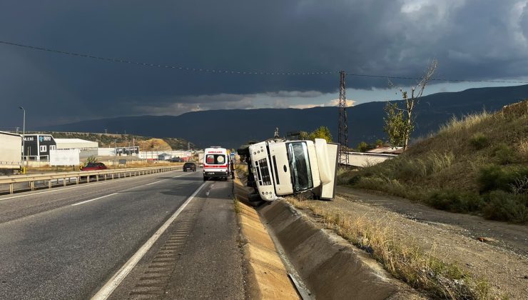 Kastamonu Tosya’da D100’de kontrolden çıkan kamyon yan yattı, 2 kişi yaralandı