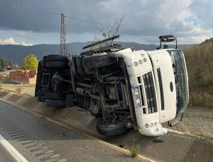 Kastamonu Tosya’da köprüden düşen ve devrilen kamyonlarda 4 kişi yaralandı