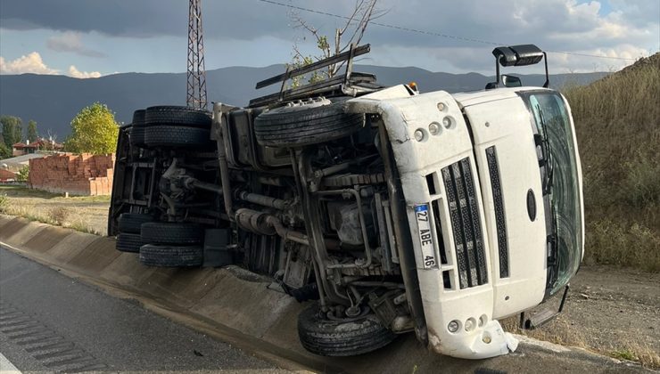 Kastamonu Tosya’da köprüden düşen ve devrilen kamyonlarda 4 kişi yaralandı