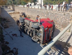 Kastamonu Tosya’da park halindeki saman yüklü tır kendiliğinden çaya düştü