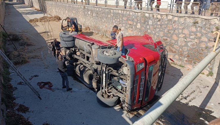 Kastamonu Tosya’da park halindeki saman yüklü tır kendiliğinden çaya düştü
