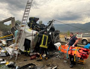 Kastamonu Tosya’da yaklaşık 25 metreden düşen kargo kamyonunda 2 kişi yaralandı