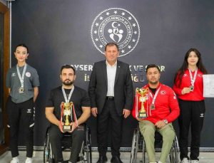 Kayserili Hale Derya Eroğlu, Mersin’de Türkiye rekorunu yenileyerek şampiyon oldu