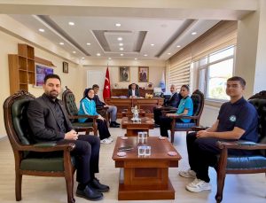 Keban Kaymakamı Onur, Abu Dabi finaline kalan 3 öğrenci ve öğretmeni kabul etti
