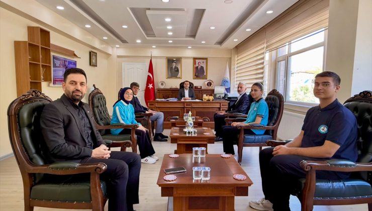 Keban Kaymakamı Onur, Abu Dabi finaline kalan 3 öğrenci ve öğretmeni kabul etti