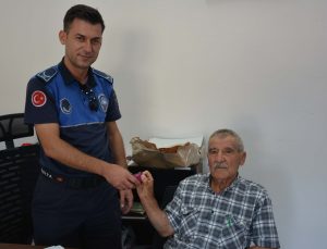 Kıbrıs Gazisi Ahmet Ünalan, bulduğu 8 Ata lira ve altın küpeyi sahibine ulaştırdı