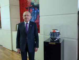 Kılıçdaroğlu, Pekeroğlu’nun kendisine emanet edilen kaskını makam odasına koydu