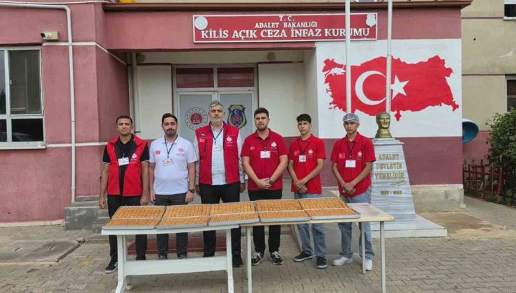 Kilis Ceza İnfaz Kurumu’nda hükümlülere 1323’te kurulan vakıftan tatlı ikram edildi