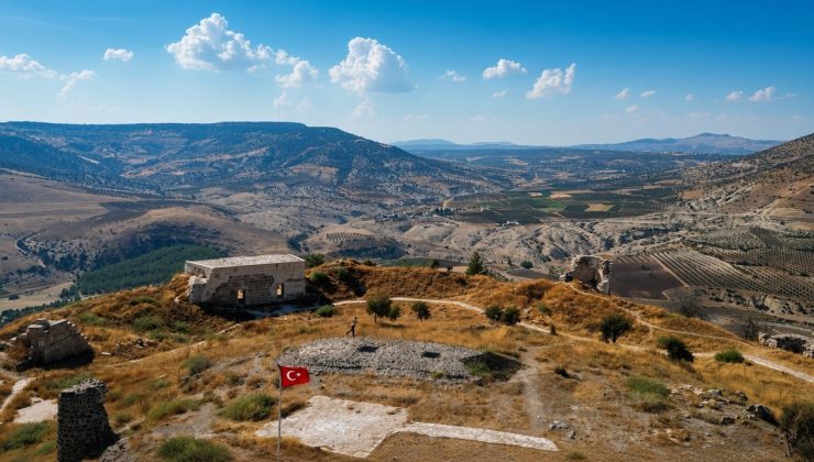 Kilis Polateli’deki Ravanda Kalesi 255 basamakla ziyaretçilerini ağırlıyor
