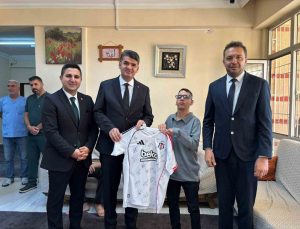 Kilis Valisi Kalaylı, Metin’e imzalı Beşiktaş forması hediye etti