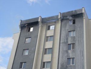 Kırklareli Lüleburgaz’da 8 katlı apartmanın çatı katındaki yangın hasara yol açtı