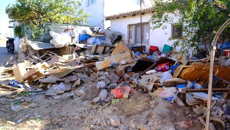 Kırklareli’nde kötü koku ihbarı üzerine evden 8 kamyon çöp ve atık çıkarıldı