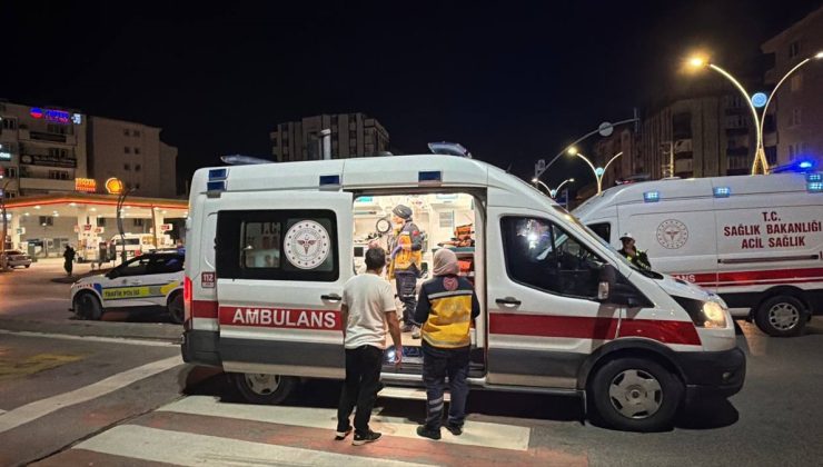 Kocaeli Gebze’de iki otomobil çarpıştı, yaralanan 3 kişi hastaneye kaldırıldı