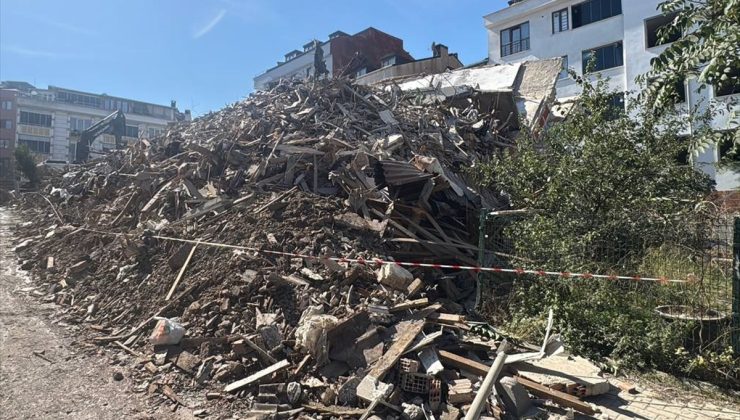 Küçükçekmece’de kentsel dönüşüm yıkımında 7 katlı bina çöktü, çevre zarar gördü