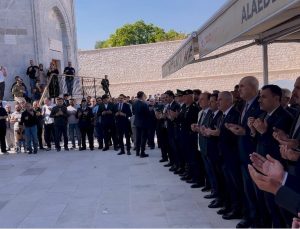 Kurtulmuş, Konya’da 800 yıllık Alaaddin Camisi’ndeki saygı nöbeti değişimini izledi