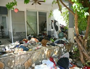 Kuşadası’nda kötü koku şikayetiyle 3 katlı evden 6 kamyon çöp çıktı
