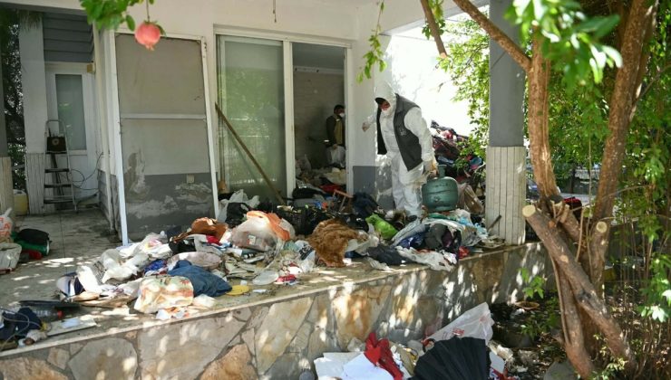 Kuşadası’nda kötü koku şikayetiyle 3 katlı evden 6 kamyon çöp çıktı
