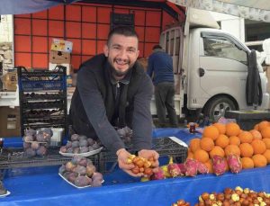Kütahya Simav’da hünnap pazar tezgahlarında 50-80 TL arasında satışa sunuldu