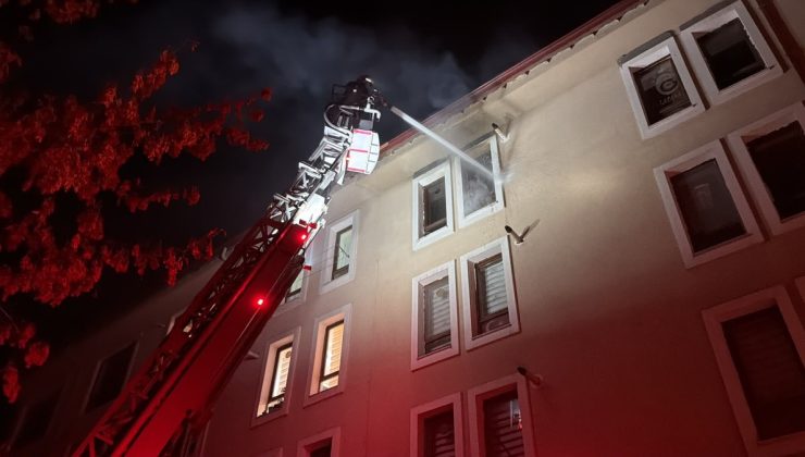 Kütahya’da 4 katlı binanın üst katındaki dairenin mutfağında çıkan yangın söndürüldü