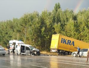 Malatya Doğanşehir’de hafif ticari araç ile tır çarpıştı, 4 kişi yaralandı