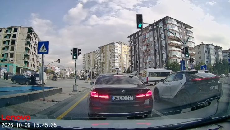 Malatya Yeşilyurt’ta kamyonetle otomobil çarpıştı; kamyonet sürücüsü yaralandı