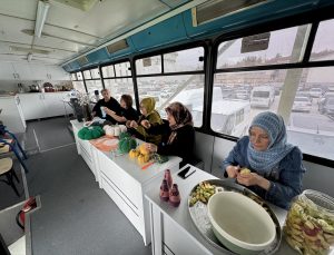 Malatya’da hurda otobüs, kadınlara atık yağdan Arap sabunu yapmayı öğretiyor