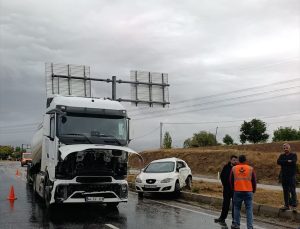 Malatya’da tırla otomobilin çarpıştığı kazada 3 kişi yaralandı