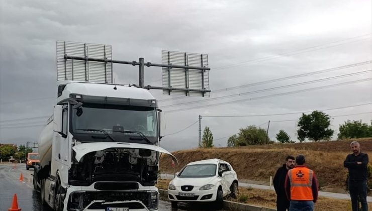 Malatya’da tırla otomobilin çarpıştığı kazada 3 kişi yaralandı