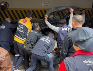 Maltepe’de duvara çarpan otomobilde sıkışan yaralı sürücüyü itfaiye kurtardı